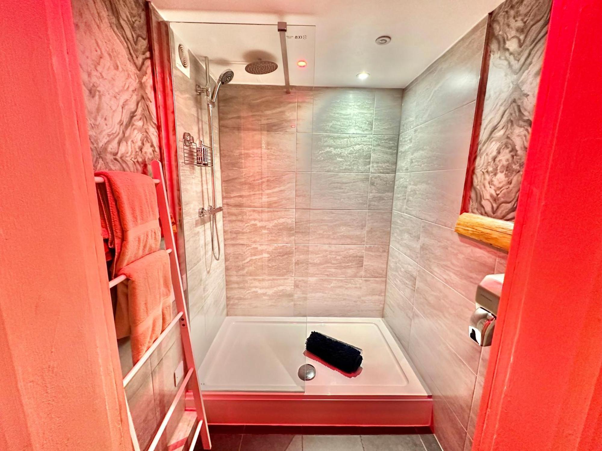 Beyond - Romantic Basement Apartment - Close To Beach - With Parking Bornemouth Extérieur photo