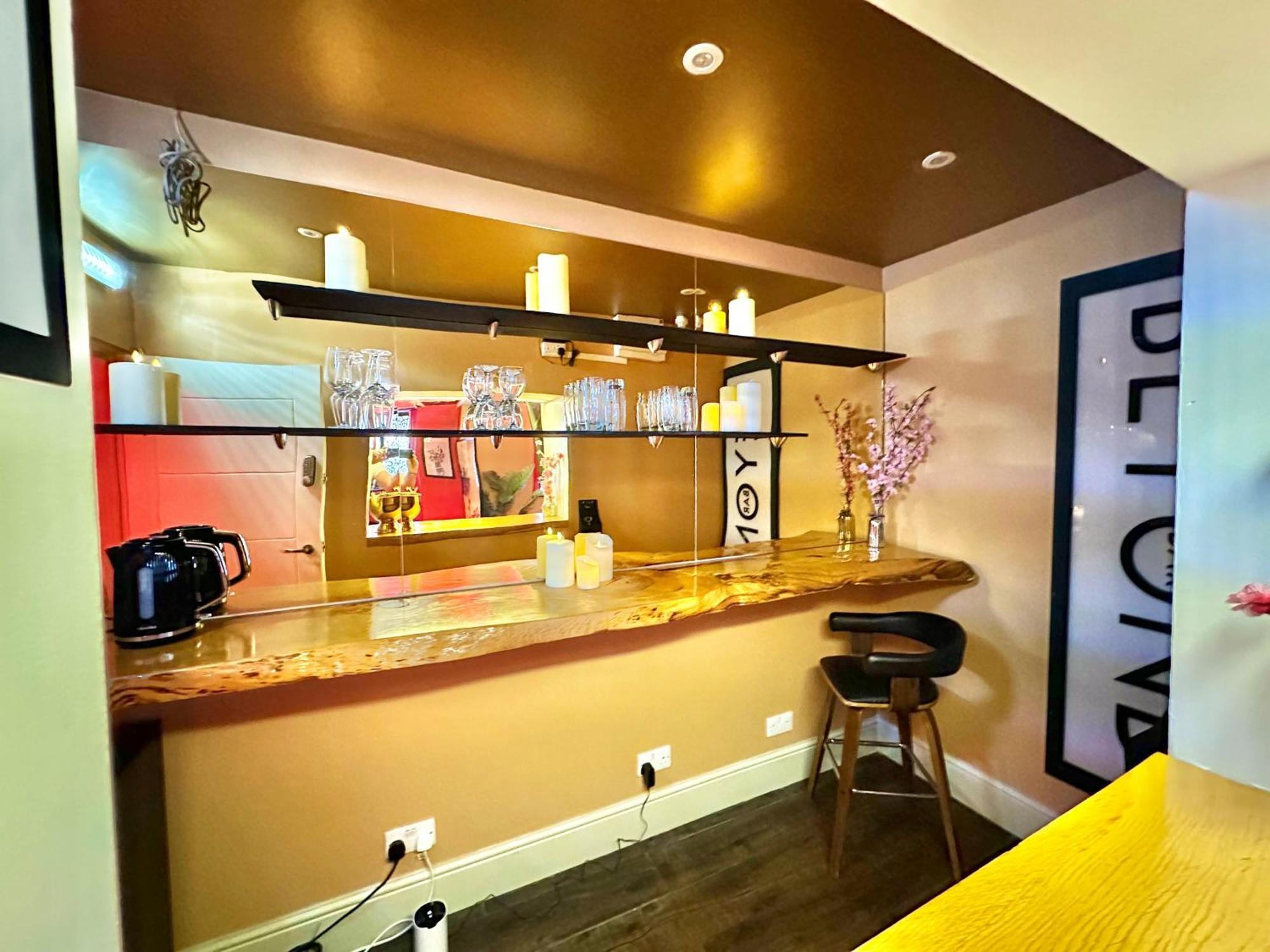 Beyond - Romantic Basement Apartment - Close To Beach - With Parking Bornemouth Extérieur photo