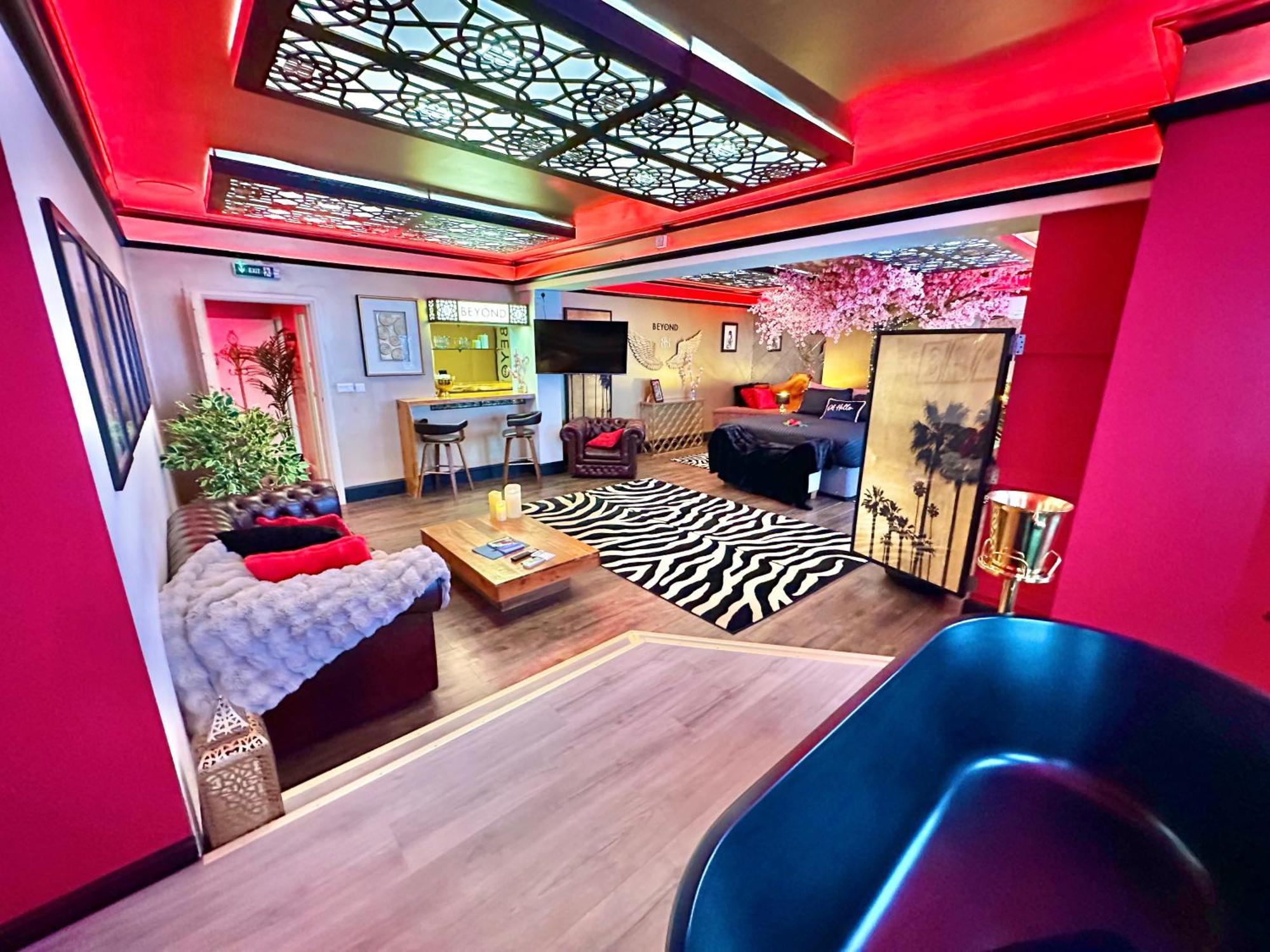 Beyond - Romantic Basement Apartment - Close To Beach - With Parking Bornemouth Extérieur photo