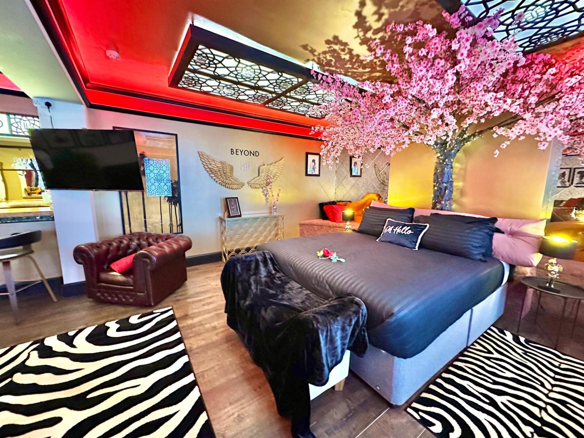 Beyond - Romantic Basement Apartment - Close To Beach - With Parking Bornemouth Extérieur photo