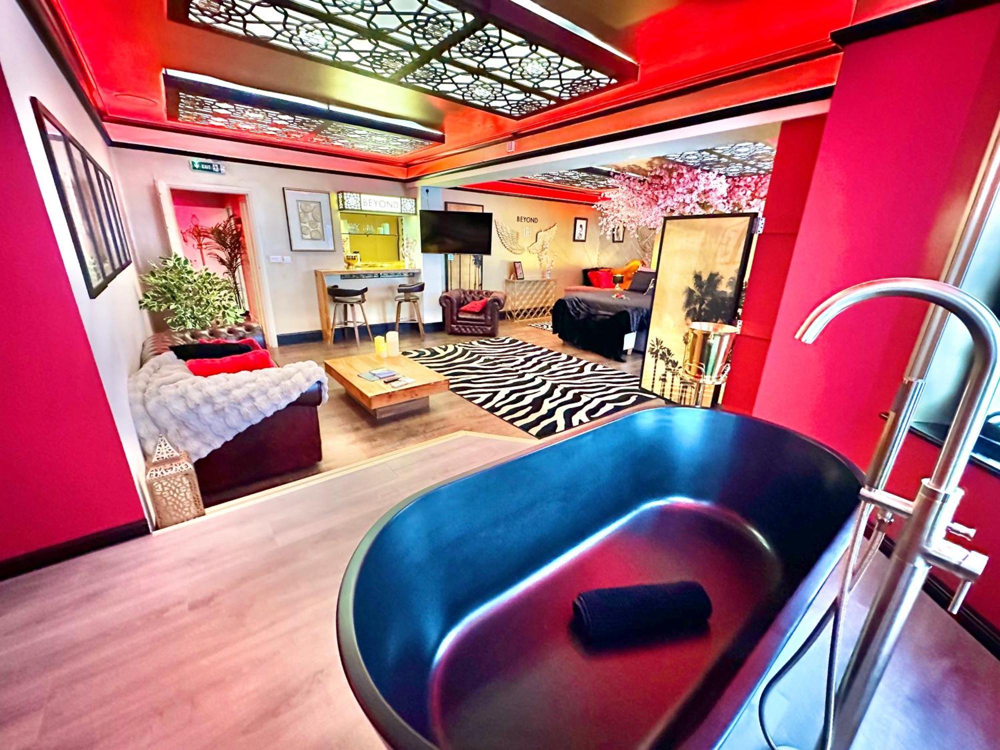 Beyond - Romantic Basement Apartment - Close To Beach - With Parking Bornemouth Extérieur photo